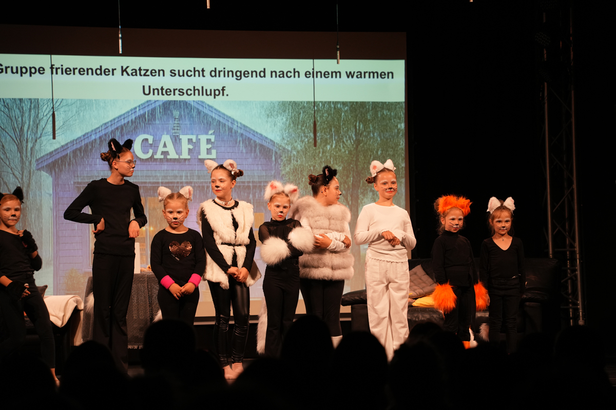 36 und 6 Katzen | Kindertheater „Kolibri“ des Kultur- und Integrationsvereins „Lerche e. V. | 2025 36 und 6 Katzen | Kindertheater „Kolibri“ des Kultur- und Integrationsvereins „Lerche e. V. | 2025