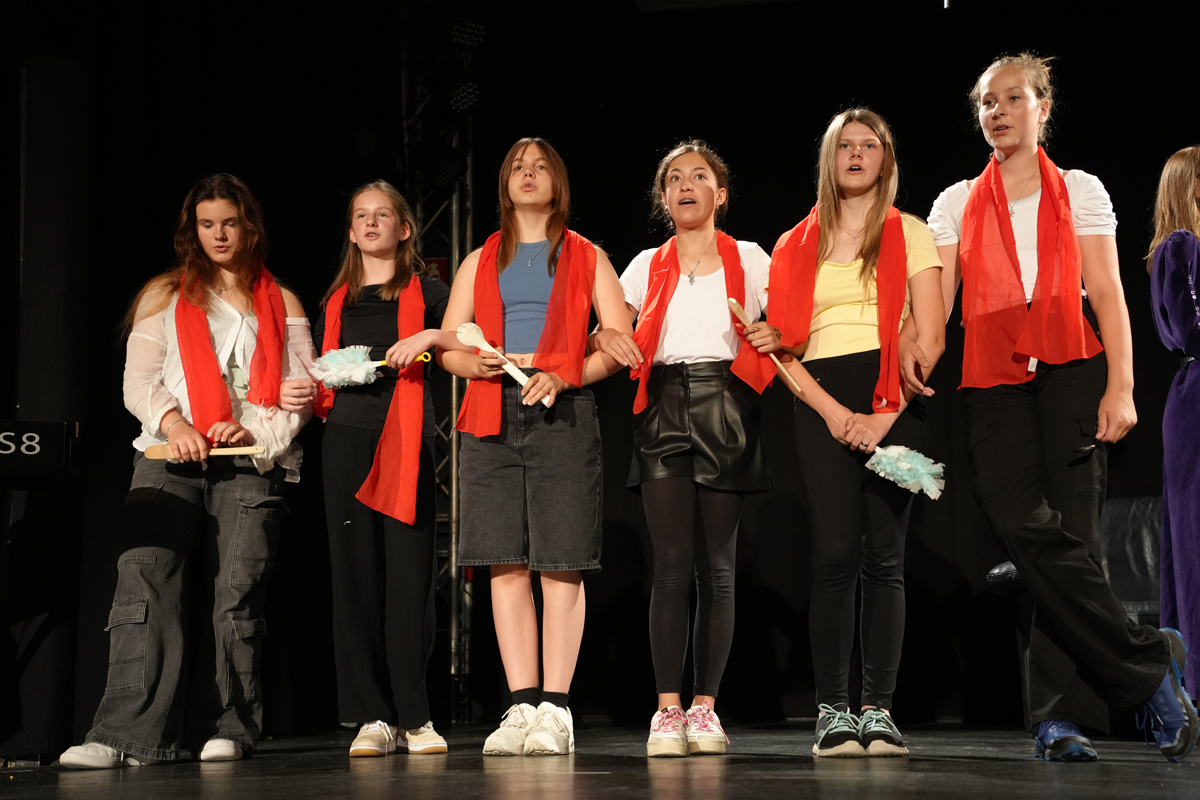 Abserviert | Kreativ Profil (Theater AG und Chor) des Wilhelm-Dörpfeld-Gymnasiums | 2025 Abserviert | Kreativ Profil (Theater AG und Chor) des Wilhelm-Dörpfeld-Gymnasiums | 2025