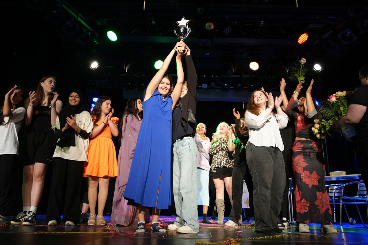 Chaos! | Darstellen und Gestalten Kurs Jahrgang 7 – Gesamtschule Uellendahl-Katernberg | 2025 Chaos! | Darstellen und Gestalten Kurs Jahrgang 7 – Gesamtschule Uellendahl-Katernberg | 2025