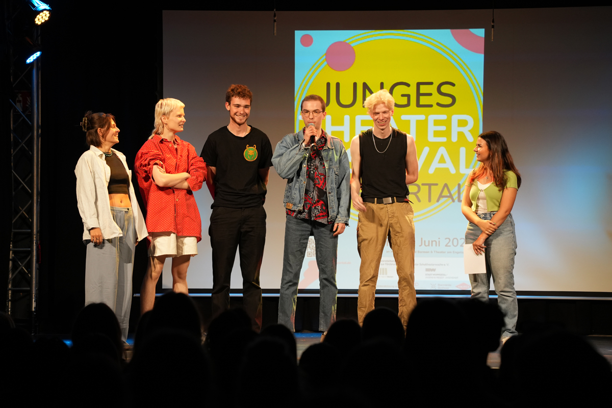 Eröffnung Eröffnung: Die Gruppe des Jungen Theaters stellt „DER EINZIGE MANN AM HIMMEL BIN ICH. vor