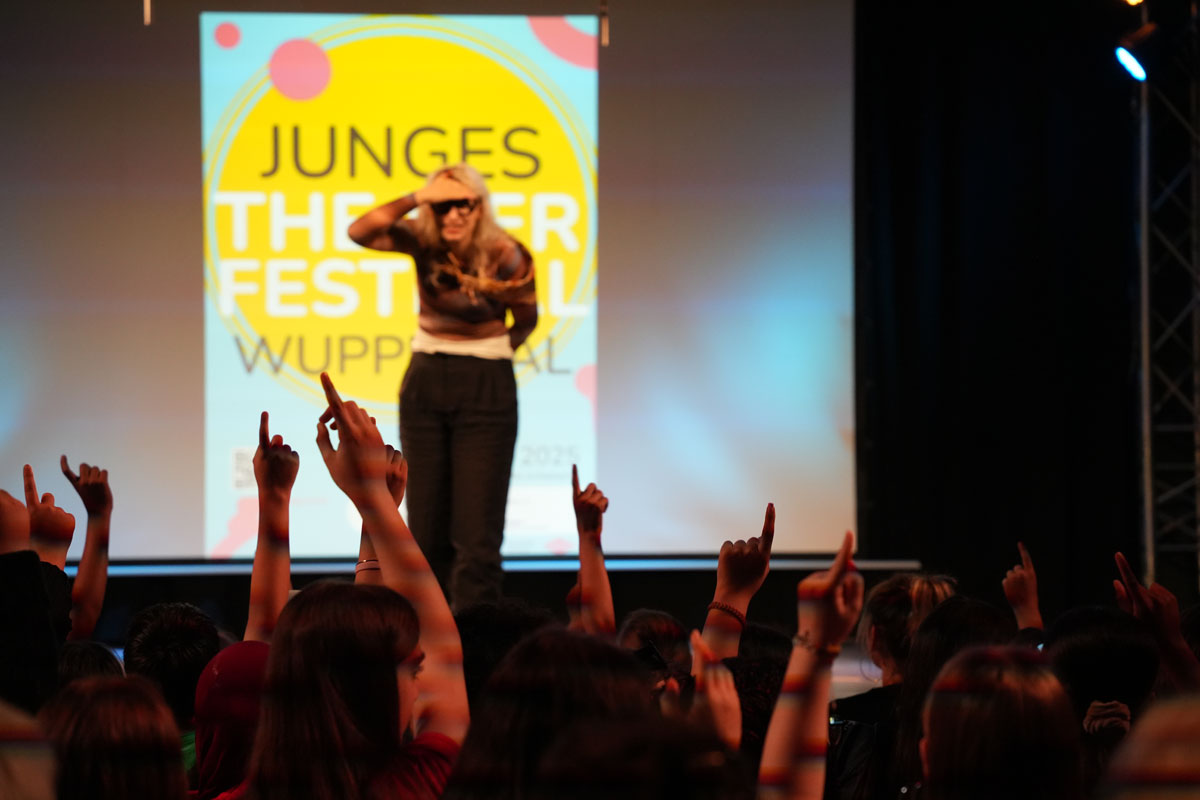 Schauspielerin Paula Schäfer sucht Freiwillige für Improvisation Schauspielerin Paula Schäfer sucht Freiwillige für Improvisation